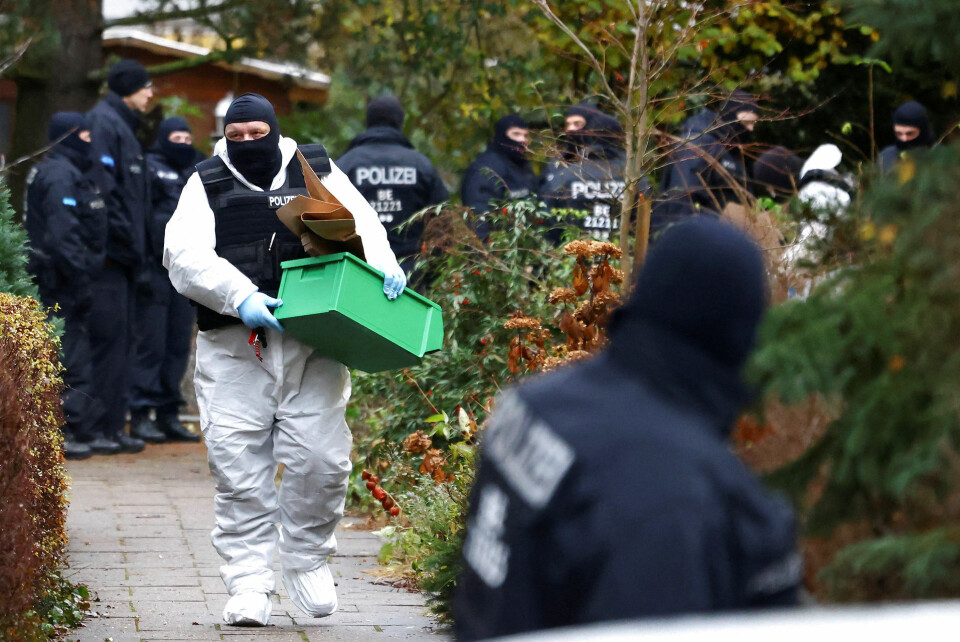 Over 3.000 politibetjente i Tyskland deltog onsdag i en landsomfattende aktion, hvor mindst 25 personer blev anholdt. Her er et støtte opbud af politi ved at foretage anholdelser i Berlin.