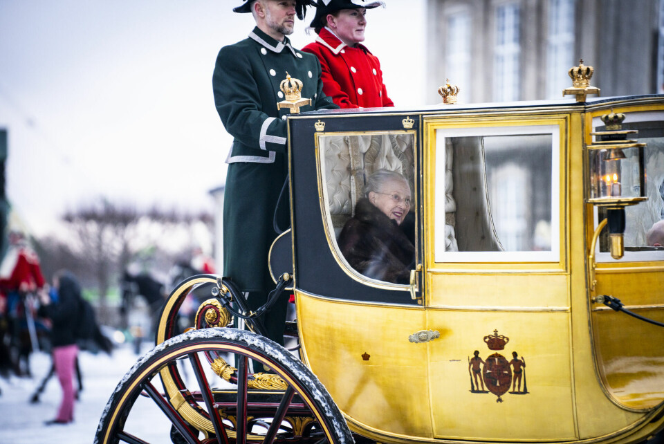 Dronningen eskorteres i karet fra Amalienborg Slot til Christiansborg Slot i København. Her skal hun være vært for sin sidste nytårskur som regent. Emil Nicolai Helms/Ritzau ScanpixGuldkareten, som dronning Margrethe kører i torsdag, er gammel og har ikke indbygget varme. Derfor har dronningen en opvarmet plaid med i vognen. Emil Helms/Ritzau ScanpixDronningen eskorteres i karet fra Amalienborg Slot til Christiansborg Slot i København. Her skal hun være vært for sin sidste nytårskur som regent. Emil Nicolai Helms/Ritzau ScanpixGuldkareten, som dronning Margrethe kører i torsdag, er gammel og har ikke indbygget varme. Derfor har dronningen en opvarmet plaid med i vognen. Emil Helms/Ritzau ScanpixDronningen eskorteres i karet fra Amalienborg Slot til Christiansborg Slot i København. Her skal hun være vært for sin sidste nytårskur som regent. Emil Nicolai Helms/Ritzau ScanpixGuldkareten, som dronning Margrethe kører i torsdag, er gammel og har ikke indbygget varme. Derfor har dronningen en opvarmet plaid med i vognen. Emil Helms/Ritzau Scanpix