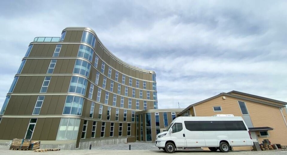 Det centralt beliggende 4-stjernede hotel i Ilulissat, der er på fem etager, har 78 værelser, hvor to af værelserne er store suiter, samt konferencefaciliteter og en restaurant.