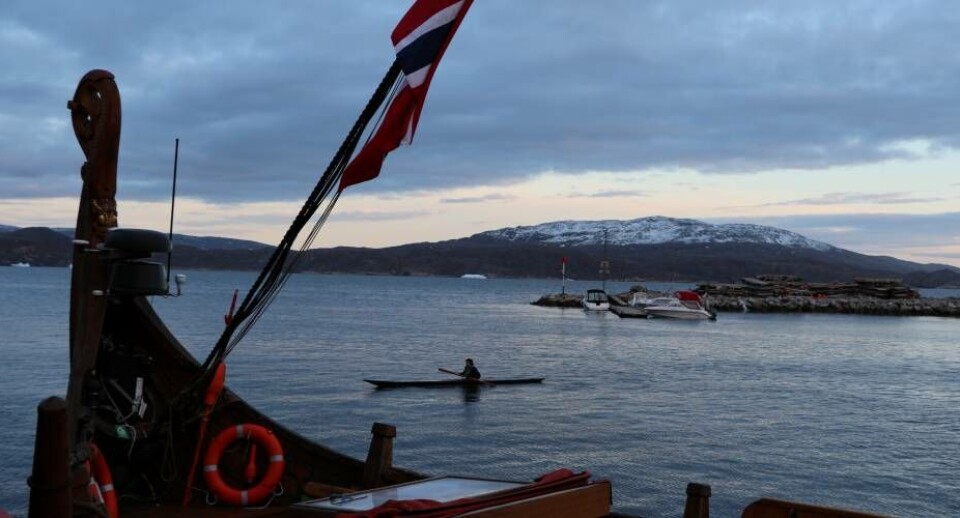 Lokal kajakroer Greenland CruisesVikingeskibet og dets følgeskib Greenland CruisesDraken Harald Hårfagre fotograferet på havet KASAVI Arne-Terje SætherGrønlandske vikingespirer indtog skibet, mens besætningen spiste på Hotel Qaqortoq Greenland CruisesLokal kajakroer Greenland CruisesVikingeskibet og dets følgeskib Greenland CruisesDraken Harald Hårfagre fotograferet på havet KASAVI Arne-Terje SætherGrønlandske vikingespirer indtog skibet, mens besætningen spiste på Hotel Qaqortoq Greenland Cruises