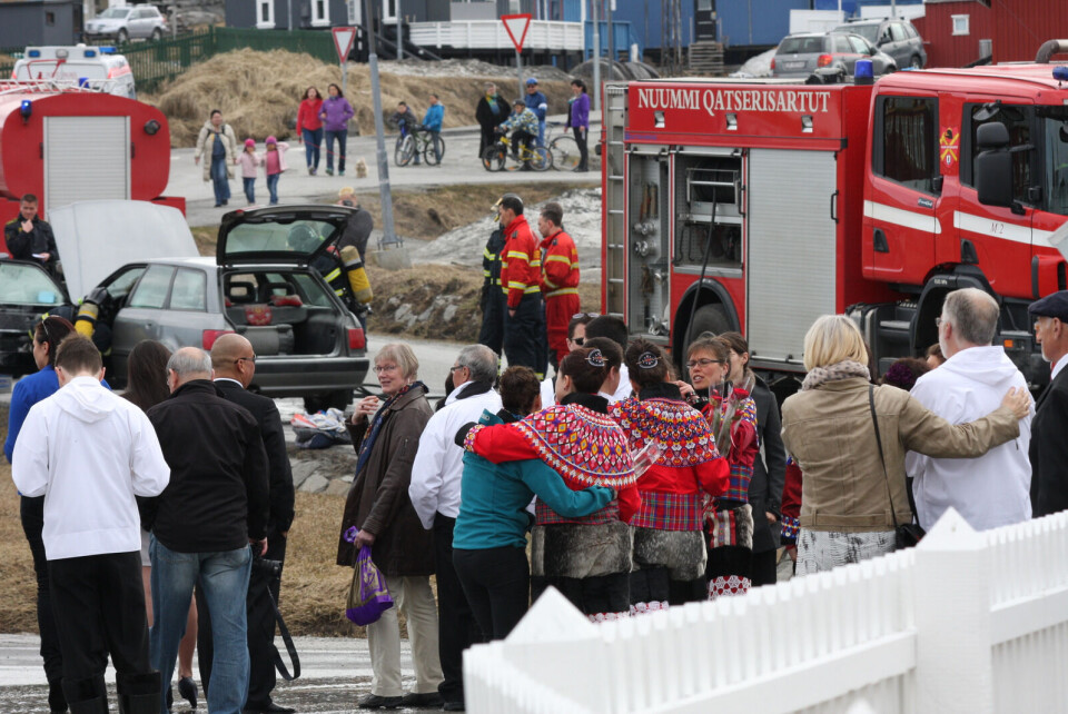 Bil i brand ved konfirmation i Nuuk 2. pinsedag. Foto: Toke Brødsgaard Foto: Toke Brødsgaard Bil i brand ved konfirmation i Nuuk 2. pinsedag. Foto: Ria Hornum Foto: Toke Brødsgaard Bil i brand ved konfirmation i Nuuk 2. pinsedag. Foto: Toke Brødsgaard Foto: Toke Brødsgaard Bil i brand ved konfirmation i Nuuk 2. pinsedag. Foto: Ria Hornum Foto: Toke Brødsgaard