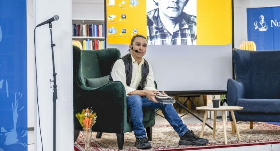Ujarneq Fleischer læser Moses Olsens digte, iført hans gamle tøj.