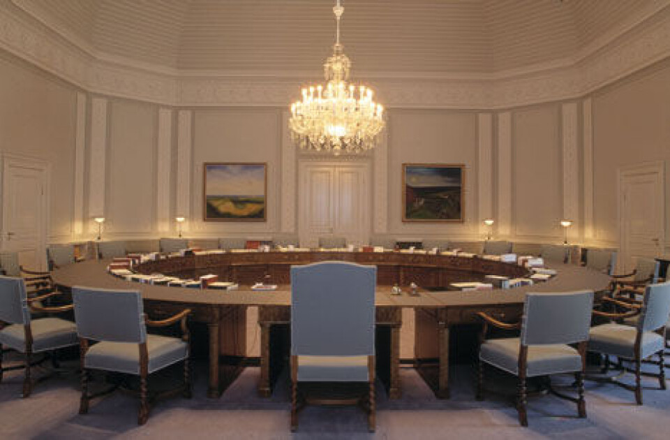 Folketingets finansudvalg bytter for en tid mødeværelset på Christiansborg ud med diverse mødelokaler i Sydgrønland og Nuuk.