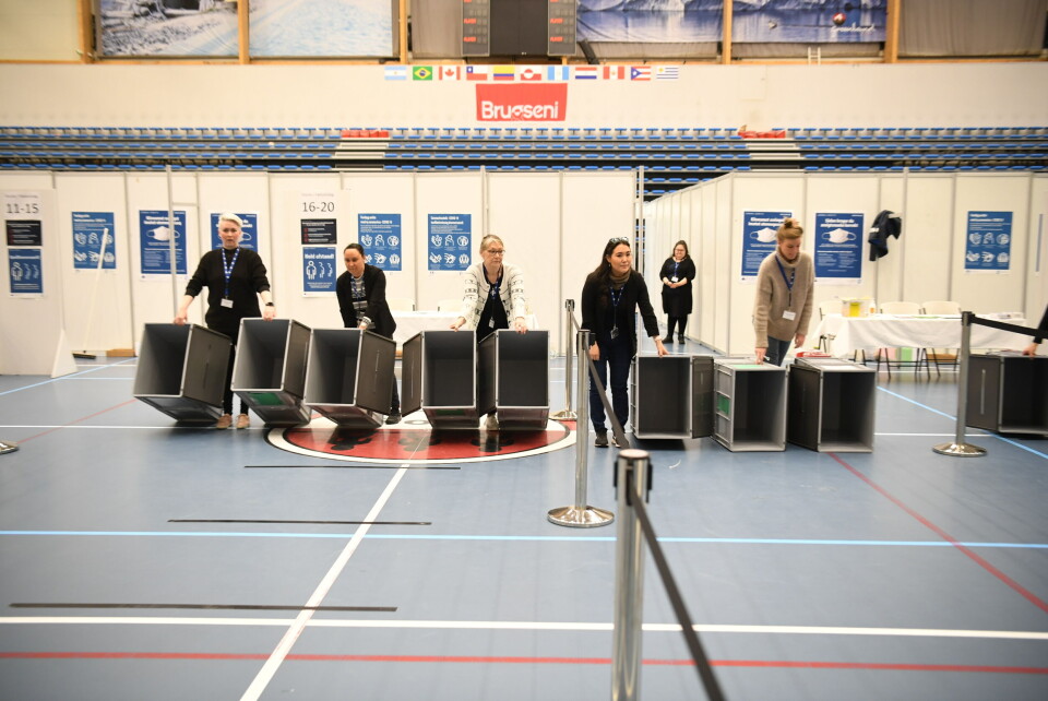 Klar, parat, start - valget skydes her i gang i Inussivik-hallen i Nuuk.