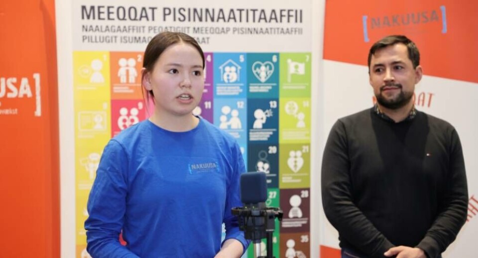 Medlem af Meeqqat Isummersorfii AldaRós holder taler til børnene.