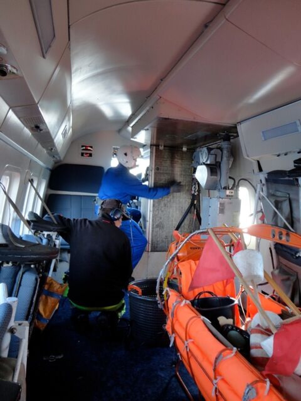 S61'er med den redningshoist, der fredag reddede en filipinsk sømand med akut blindtarmsbetændelse, der var ombord på fragtskib. Foto: Flemming Bisgaard Filippineren befandt sig ombord på det 181 meter lange schweiziske fragtskib Lavaux, som lå 250 km. sydvest for Grønland. Foto: Flemming Bisgaard S61'er med den redningshoist, der fredag reddede en filipinsk sømand med akut blindtarmsbetændelse, der var ombord på fragtskib. Foto: Flemming Bisgaard Filippineren befandt sig ombord på det 181 meter lange schweiziske fragtskib Lavaux, som lå 250 km. sydvest for Grønland. Foto: Flemming Bisgaard S61'er med den redningshoist, der fredag reddede en filipinsk sømand med akut blindtarmsbetændelse, der var ombord på fragtskib. Foto: Flemming Bisgaard Filippineren befandt sig ombord på det 181 meter lange schweiziske fragtskib Lavaux, som lå 250 km. sydvest for Grønland. Foto: Flemming Bisgaard