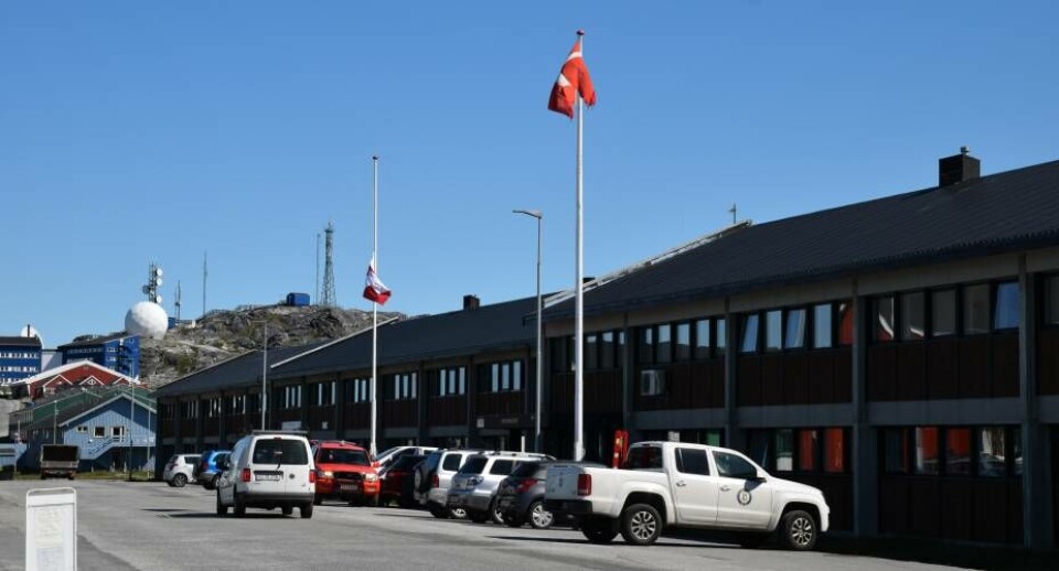 I morges blev borgerne i Nuuk mødt af dette syn, der i første omgang kunne skabe lidt forvirring. Kathrine KruseOver middag valgte Rigsombuddet at sænke flaget i deres flagsstang og følge Selvstyrets eksempel for at mindes Suka K. Frederiksen. Morten NornildI morges blev borgerne i Nuuk mødt af dette syn, der i første omgang kunne skabe lidt forvirring. Kathrine KruseOver middag valgte Rigsombuddet at sænke flaget i deres flagsstang og følge Selvstyrets eksempel for at mindes Suka K. Frederiksen. Morten NornildI morges blev borgerne i Nuuk mødt af dette syn, der i første omgang kunne skabe lidt forvirring. Kathrine KruseOver middag valgte Rigsombuddet at sænke flaget i deres flagsstang og følge Selvstyrets eksempel for at mindes Suka K. Frederiksen. Morten Nornild