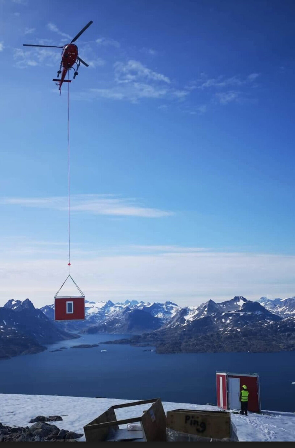 Helikopter kommer med en sektion til den nye hytte