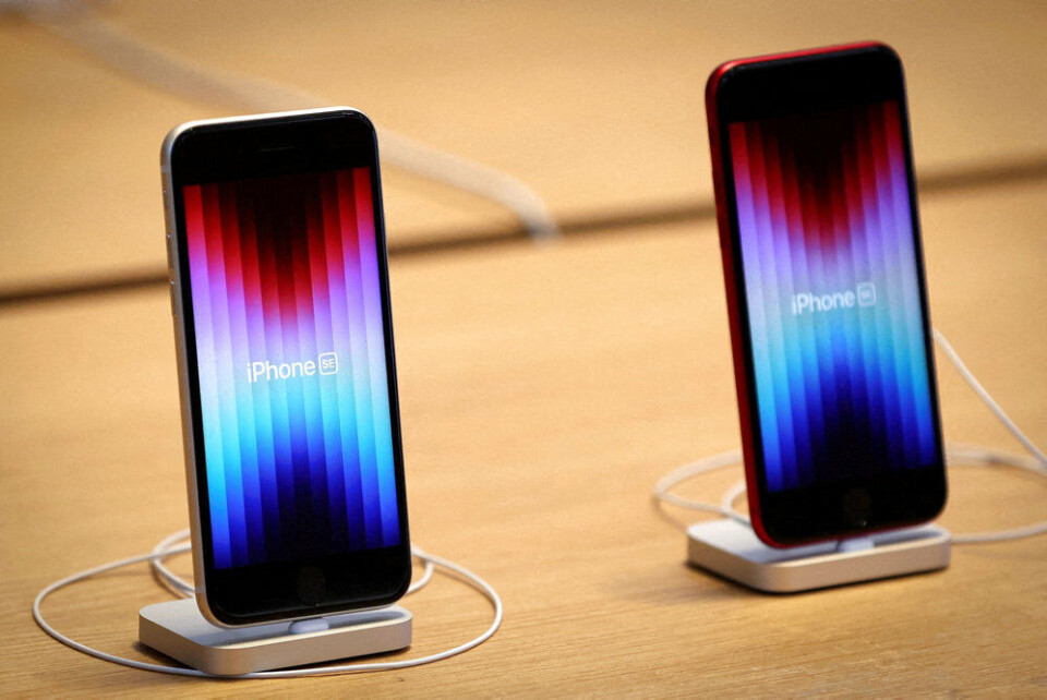 Apples loyale kunder fortsætter med at sikre selskabet et godt salg af hovedproduktet iPhone. (Arkivfoto)
