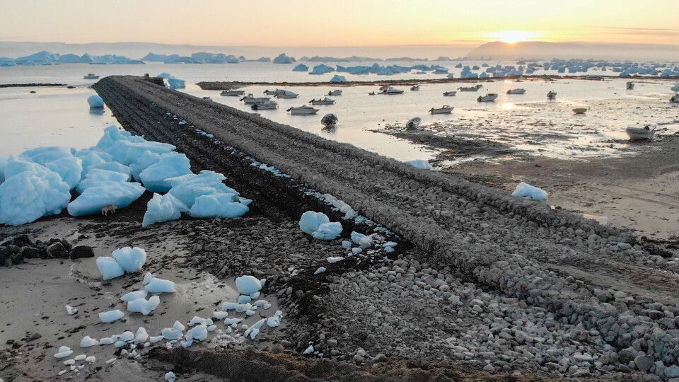 Tidligere var jollerne sårbare for bølgerne, og jollerne trækkes derfor op på stranden. Men selvom læmolen endnu ikke er bygget færdig, yder den allerede beskyttelse for fartøjer.