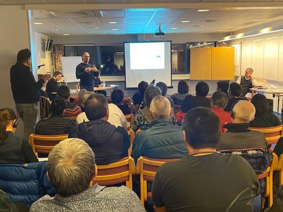 Knap 40 var mødt op til aftenens første høringsmøde om Kuannersuit-mineprojektet i Narsarsuaq. Omkring to håndfulde måtte følge mødet i et tilstødende lokale via højtalere på grund af corona-restriktionerne.