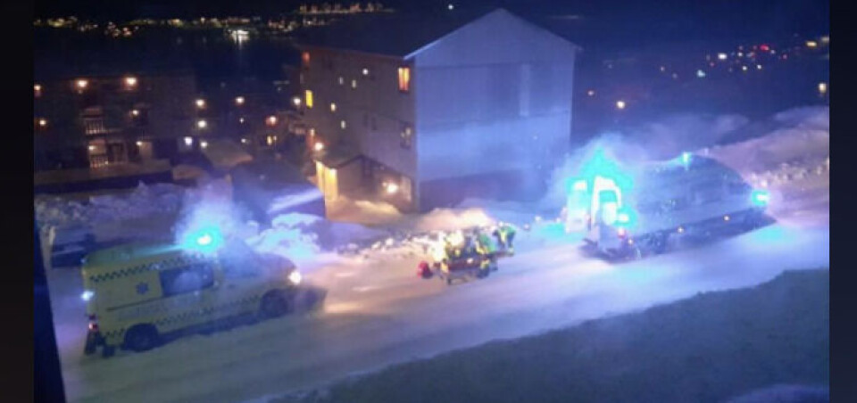 Ambulancer ses her komme den påkørte mand til hjælp