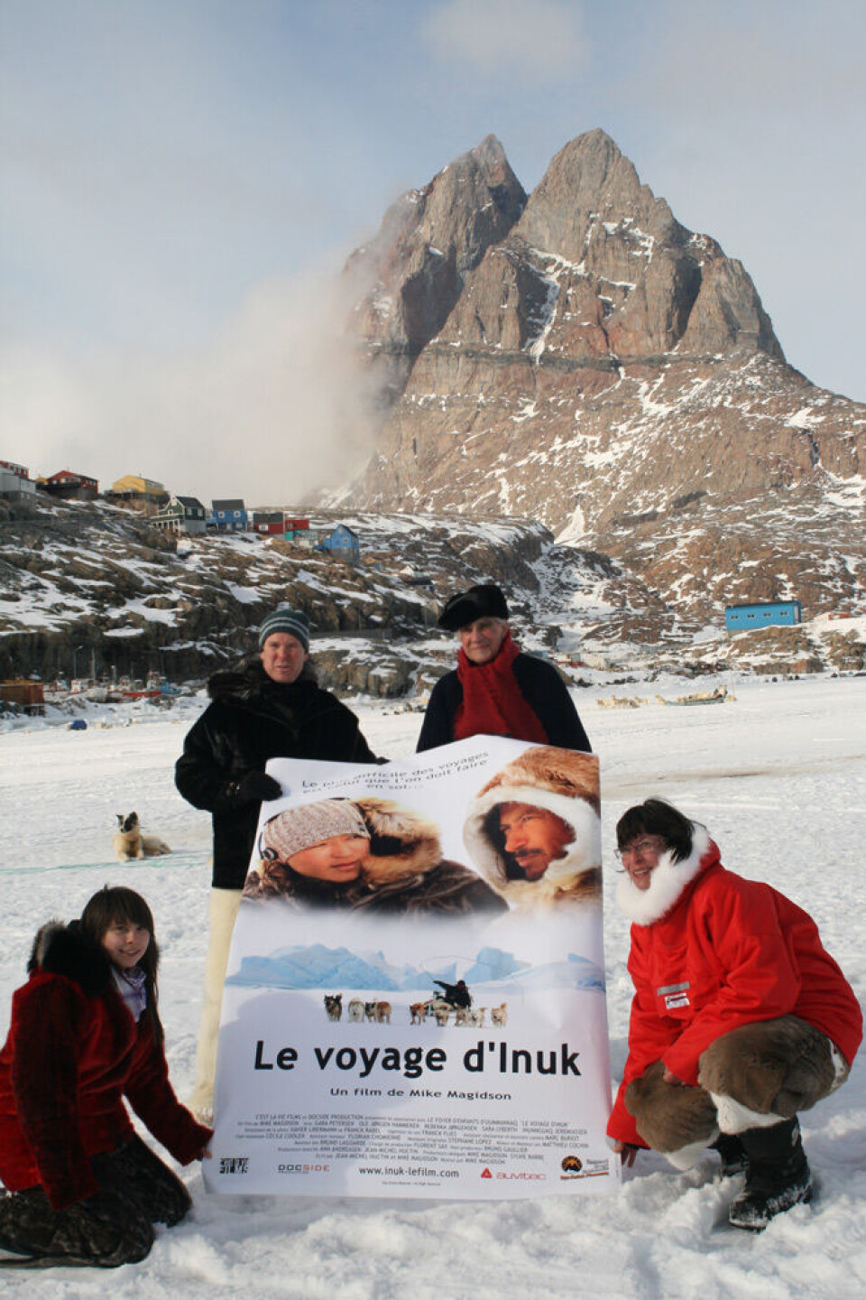 Fyrst Albert af Monaco og professor Jean Malaurie i Uummannaq, hvor de holder filmplakaten af Inuk. Foto: Privat