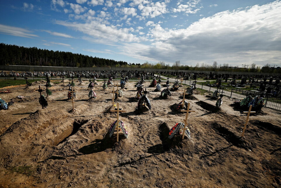 Krigen i Ukraine har kostet tusindvis af liv. Her nye grave ved Bucha til dræbte i konflikten. Torsdag udleverede parterne 160 døde soldater hver, hedder det.