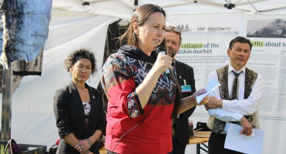 Medlem af Folketinget Aaja Chemnitz Larsen (IA) Pressefoto, IA i FolketingetUdsendte fra sælskindskampagnen Inuit Sila, medlem af Folketinget Aaja Chemnitz Larsen og ledelsen fisker- og fangerforeningen KNAPK Pressefoto, IA i Folketinget