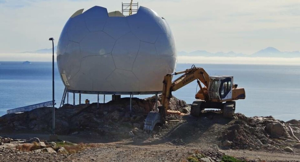 Modtagestationen kort før arbejdet er slut og testfasen kan begynde. Parabolen bliver indkapslet i en såkaldt radome, der beskytter mod is og sne.
