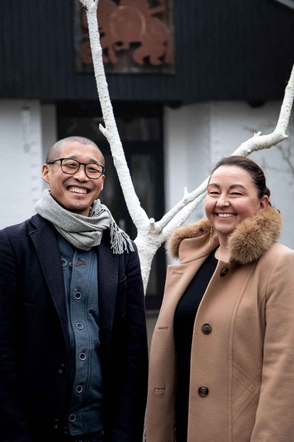 Teaterleder på Nordisk Teaterlaboratorium, Per Kap Bech Jensen, og projektleder på INUNA Radio, Arnannguaq Gerstrøm. Radioen kommer med de første udsendelser til februar.