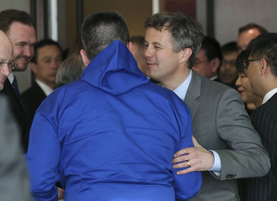 Kronprins Frederik taler med formanden for Naalakkersuisut, Siumuts Kim Kielsen Eugene Hoshiko/AP/POLFOTOKronprins Frederik holder tale under torsdagens promovering af Grønland i Tokyo, Japan Eugene Hoshiko/AP/POLFOTOKronprins Frederik taler med formanden for Naalakkersuisut, Siumuts Kim Kielsen Eugene Hoshiko/AP/POLFOTOKronprins Frederik holder tale under torsdagens promovering af Grønland i Tokyo, Japan Eugene Hoshiko/AP/POLFOTOKronprins Frederik taler med formanden for Naalakkersuisut, Siumuts Kim Kielsen Eugene Hoshiko/AP/POLFOTOKronprins Frederik holder tale under torsdagens promovering af Grønland i Tokyo, Japan Eugene Hoshiko/AP/POLFOTO