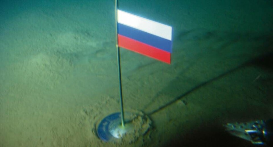I 2007 plantede to russiske ubåde det russiske flag 4.200 meter under Nordpolen, for at markere deres krav på den arktiske havbund. Men Rusland er ikke alene om at gøre krav på Nordpolen. Også Danmark og Canada har nu indsendt deres krav, der overlapper kraftigt med det russiske krav. I sidste ende handler det om retten til potentielle ressourcer som olie og gas fra havbunden