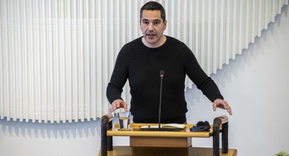 Aqqaluaq B. Egede (IA) fik i forlængelse af den ophedede debat om råstofloven, frataget råstoffer som ansvarsområde. I stedet fik Naaja Nathanielsen ansvaret for råstoffer. Hun sidder i forvejen med finanser og ligestilling.