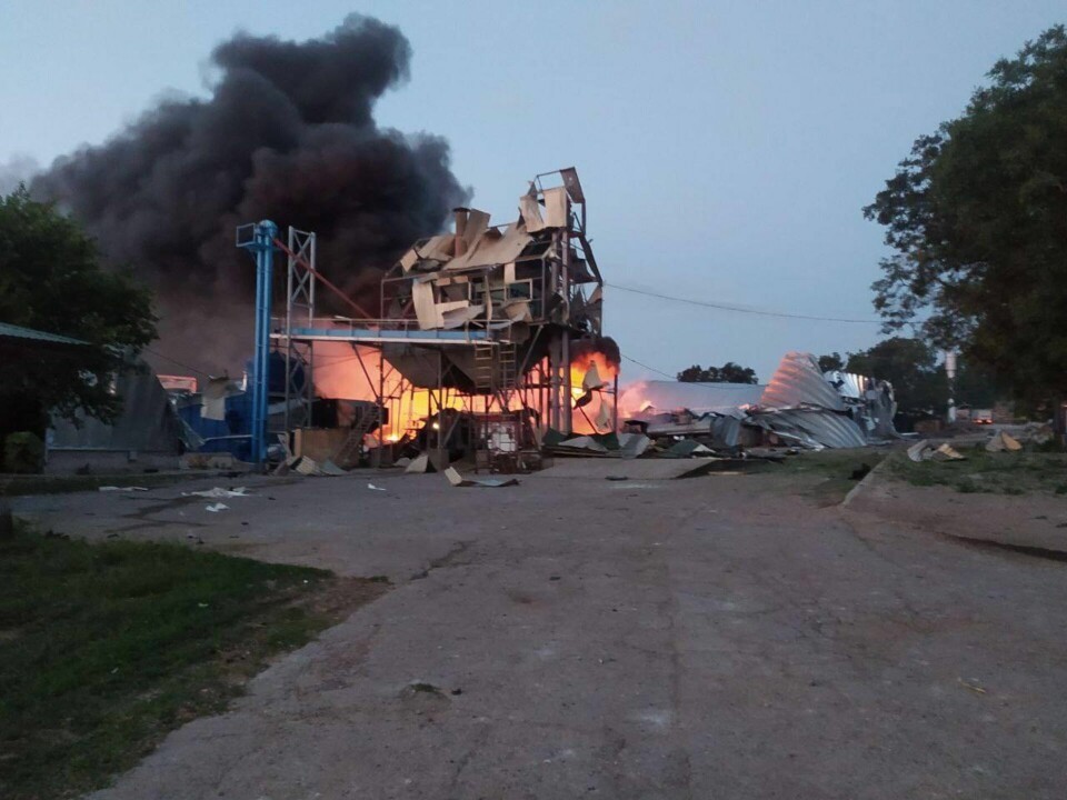 Angrebet, hvor 100 ton ærter og 20 ton byg er destrueret, kommer, efter at Rusland tidligere på ugen trak sig fra den kornaftale, der skal sikre eksport af korn fra Ukraine.