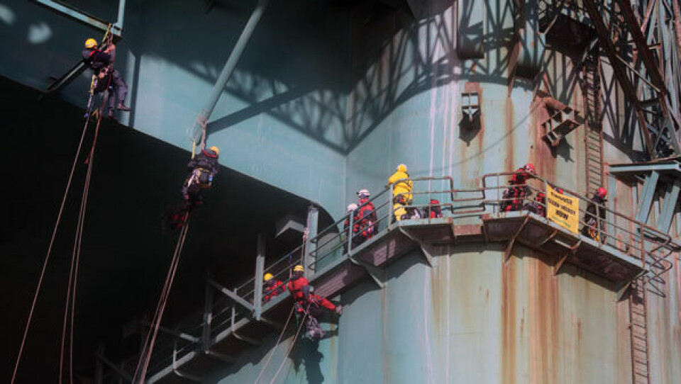 Greenpeaceaktivister om bord på Levi Eriksson, som de nu har forladt. Foto: Greenpeace