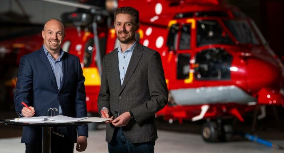 Jacob Nitter (CEO) og Mogens Jensen (CFO) underskriver kontrakt.