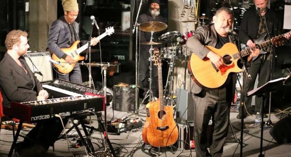 En meget veloplagt Rasmus Lyberth Knud Fl. LarsenRasmus Lyberth med band Knud Fl. LarsenMed guitar Alain Apaloo Knud Fl. LarsenMeget glad Rasmus Lyberth Knud Fl. LarsenPå bas Ulrik Skytte Andersen Knud Fl. LarsenPercussion Ayi Soloman Knud Fl. LarsenRasmus Lyberth er glad og stolt over sit band Knud Fl. LarsenKristoffer Jul Reenberg ved keyboardet Knud Fl. LarsenRasmus Lyberth fortolker juullimi qiimasuttut / Glade jul, dejlige jul Knud Fl. Larsen