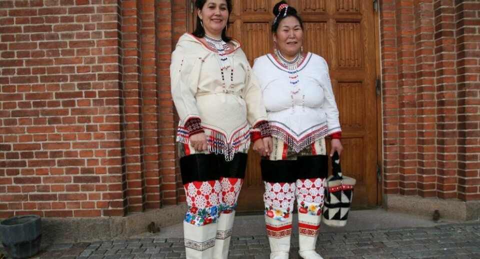 Birgitte Pivat Andersen og Thale Ignatiussen i deres flotte østgrønlandske nationaldragter. Foto: Knud Fl. Larsen Emma Balslev med en bibel til den nydøbte. Foto: Knud Fl. Larsen Arnartaq Hansen med sønnen. Foto: Knud Fl. Larsen Over 100 deltog ved altergangen ved Julegudstjenesten i Odense søndag. Foto: Knud Fl. Larsen Birgitte Pivat Andersen og Thale Ignatiussen i deres flotte østgrønlandske nationaldragter. Foto: Knud Fl. Larsen Emma Balslev med en bibel til den nydøbte. Foto: Knud Fl. Larsen Arnartaq Hansen med sønnen. Foto: Knud Fl. Larsen Over 100 deltog ved altergangen ved Julegudstjenesten i Odense søndag. Foto: Knud Fl. Larsen
