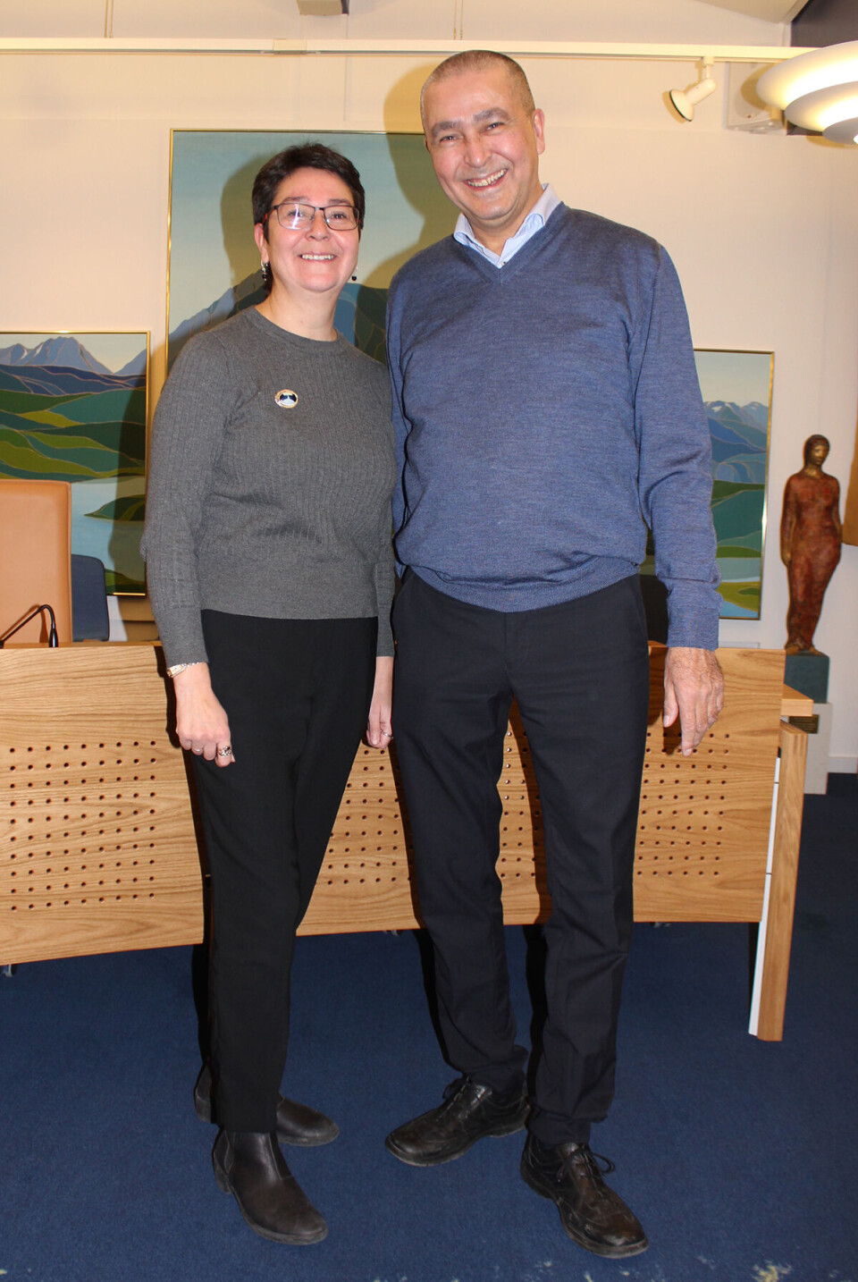 Kim Dahl med borgmester i , Kiista P. Isaksen. Kim Dahl blev 56 år. Kommune Kujalleq