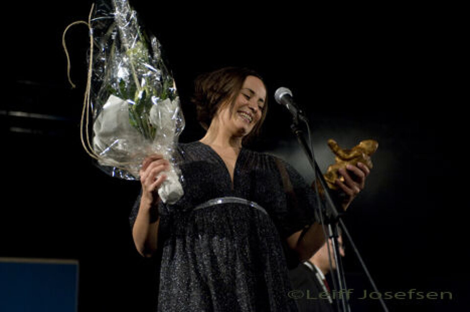 Julie fik KNRs Pris for at have spillet flest gange i KNR. Grønlands bedste sangerinder, Julie Berthelsen, Tupaarnaq, Kimmernaq og Randi Broberg sang efter prisuddelingen til KNRs Music Awards. Julie fik KNRs Pris for at have spillet flest gange i KNR. Grønlands bedste sangerinder, Julie Berthelsen, Tupaarnaq, Kimmernaq og Randi Broberg sang efter prisuddelingen til KNRs Music Awards. Julie fik KNRs Pris for at have spillet flest gange i KNR. Grønlands bedste sangerinder, Julie Berthelsen, Tupaarnaq, Kimmernaq og Randi Broberg sang efter prisuddelingen til KNRs Music Awards.