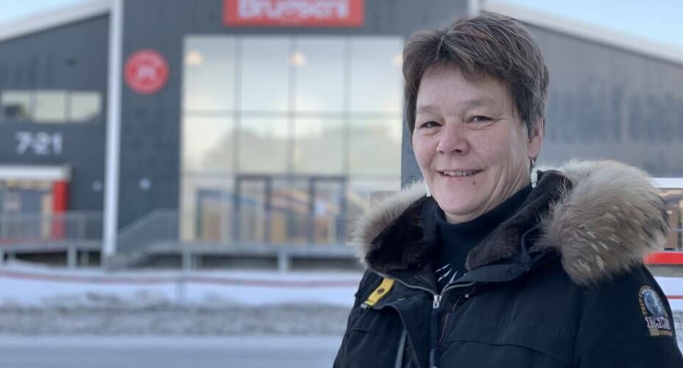 Direktør i Ilulissat, Susanne Christensen foran den nye butik. Brugseni
