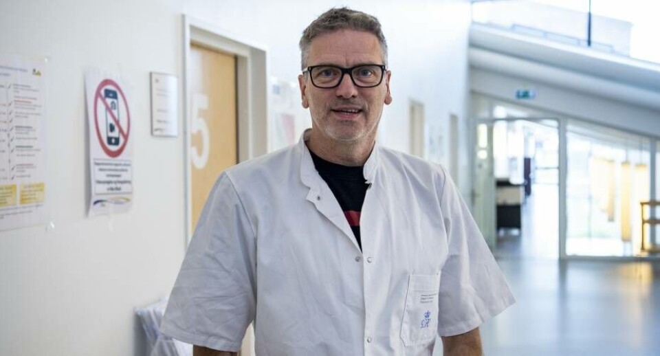 Administrativt personale er det, man først er i kontakt med, når man ringer til patienttelefonen, 801111. Her noteres nummeret og senere på dagen, vil en læge ringe tilbage for at høre, hvad det drejer sig om.