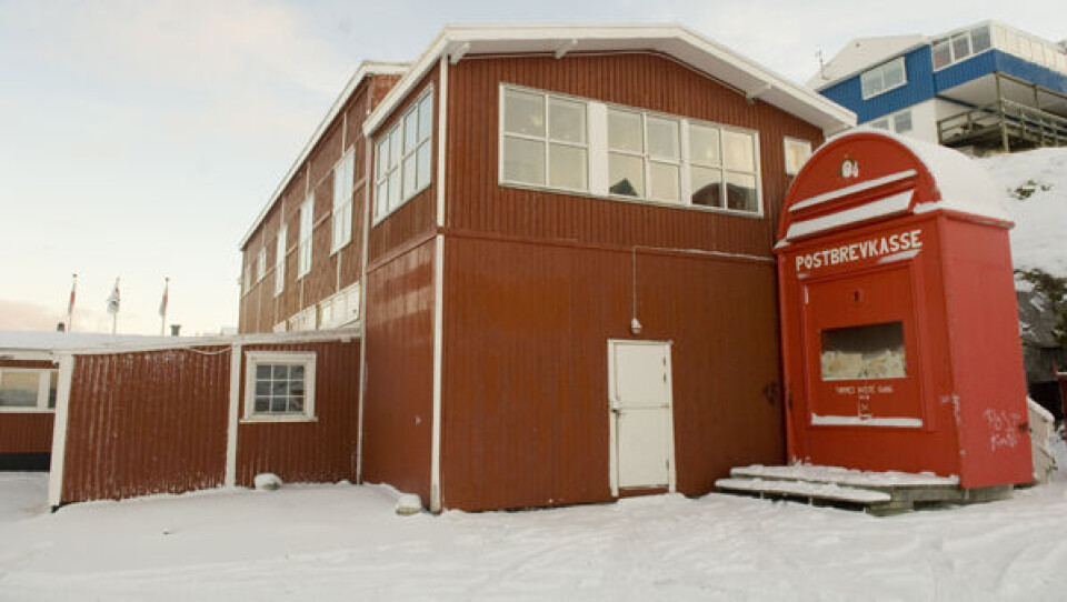 Nissen har været på spil og flyttet julemandens postkasse. / The elves have been making mischief and moved Santa’s post box.