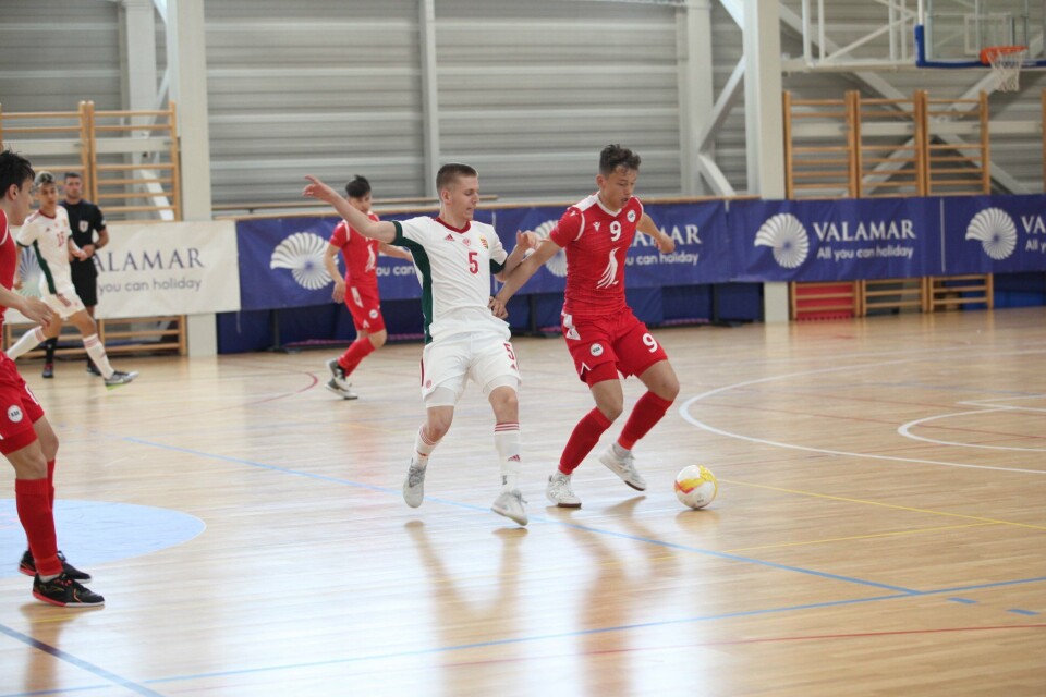 William Gantzhorn med spilletrøje nummer ni er den første grønlandske futsal-spiller, der har spillet en Champions League-kamp. Billedet taget ved en futsal-turnering tidligere i år