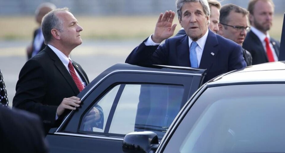Kerry blev også ønsket vlekommen af protekolchef Marie-Louise Overvad, Danmarks ambassadør i USA Lars Lose og USAs ambassadør i Danmark Rufus Gifford Polfoto PolfotoStort sikkerhedsopbud ved USA's udenrigsministers ankomst i Kastrup Lufthavn torsdag eftermiddag Jens Dresling / PolfotoStort sikkerhedsopbud ved USA's udenrigsministers ankomst i Kastrup Lufthavn torsdag eftermiddag Jens Dresling / PolfotoAnkomst til København. Fredag gælder det Ilulissat PolfotoUSA's udenrigsminister John Kerry ankommer til Københavns Lufthavn og modtages af Udenrigsminister Kristian Jensen (V) PolfotoKerry blev også ønsket vlekommen af protekolchef Marie-Louise Overvad, Danmarks ambassadør i USA Lars Lose og USAs ambassadør i Danmark Rufus Gifford Polfoto PolfotoStort sikkerhedsopbud ved USA's udenrigsministers ankomst i Kastrup Lufthavn torsdag eftermiddag Jens Dresling / PolfotoStort sikkerhedsopbud ved USA's udenrigsministers ankomst i Kastrup Lufthavn torsdag eftermiddag Jens Dresling / PolfotoAnkomst til København. Fredag gælder det Ilulissat PolfotoUSA's udenrigsminister John Kerry ankommer til Københavns Lufthavn og modtages af Udenrigsminister Kristian Jensen (V) Polfoto