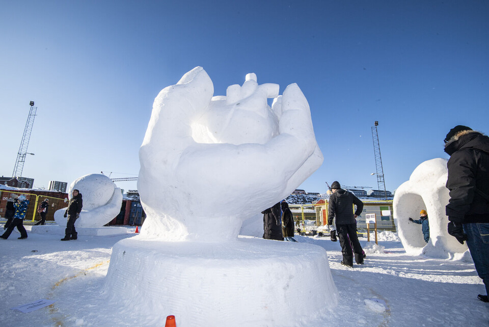 En dag med blå himmel og sneskulpturer på havnen i Nuuk fra tidligere års Snow Fest.