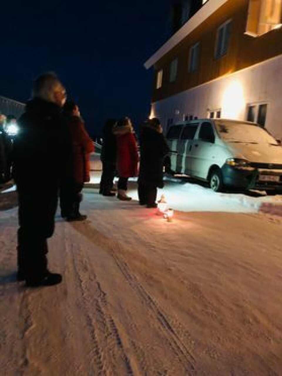 En lille gruppe borgere i Upernavik, der sang en salme for at vise deres medfølelse.