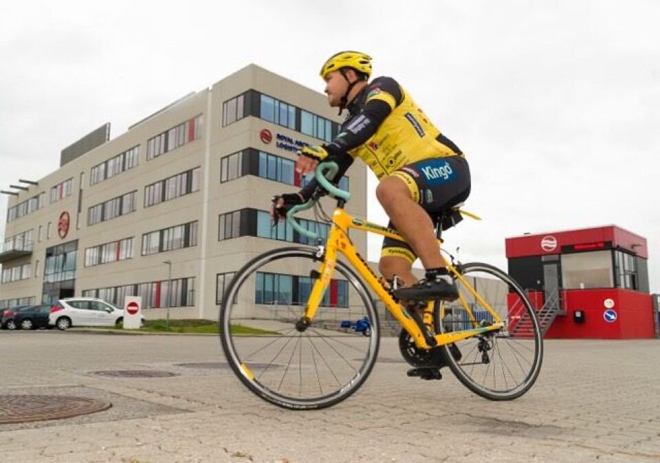 Peter Mikaelsen under cykelturen til Paris Team RynkebyPeter Mikaelsen arbejder som IT supporter i Royal Arctic Lines afdeling i Aalborg Team RynkebyPeter Mikaelsen var med, da donationen blev overrakt til Børnecancerfonden. Her ses han på billedet, hvor han er i den nederste venstre-del Team RynkebyPeter Mikaelsen under cykelturen til Paris Team RynkebyPeter Mikaelsen arbejder som IT supporter i Royal Arctic Lines afdeling i Aalborg Team RynkebyPeter Mikaelsen var med, da donationen blev overrakt til Børnecancerfonden. Her ses han på billedet, hvor han er i den nederste venstre-del Team RynkebyPeter Mikaelsen under cykelturen til Paris Team Rynkeby