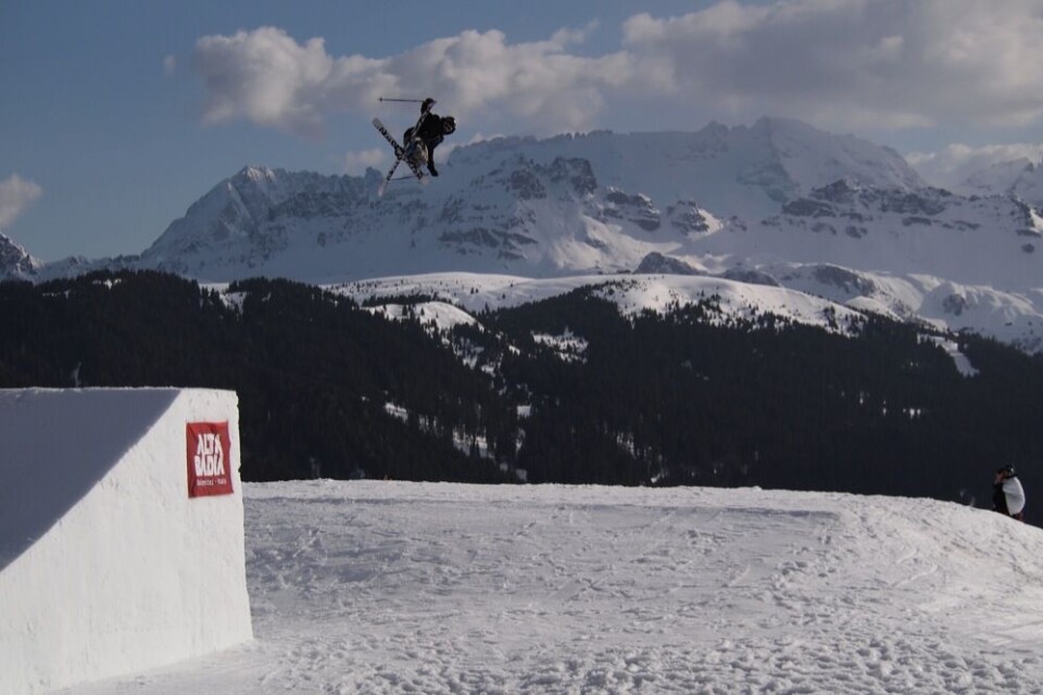 Hans-Jakob Brandt Olsen i gang med et af de svære tricks i DM-finalen i Slopestyle. Foto: Privat