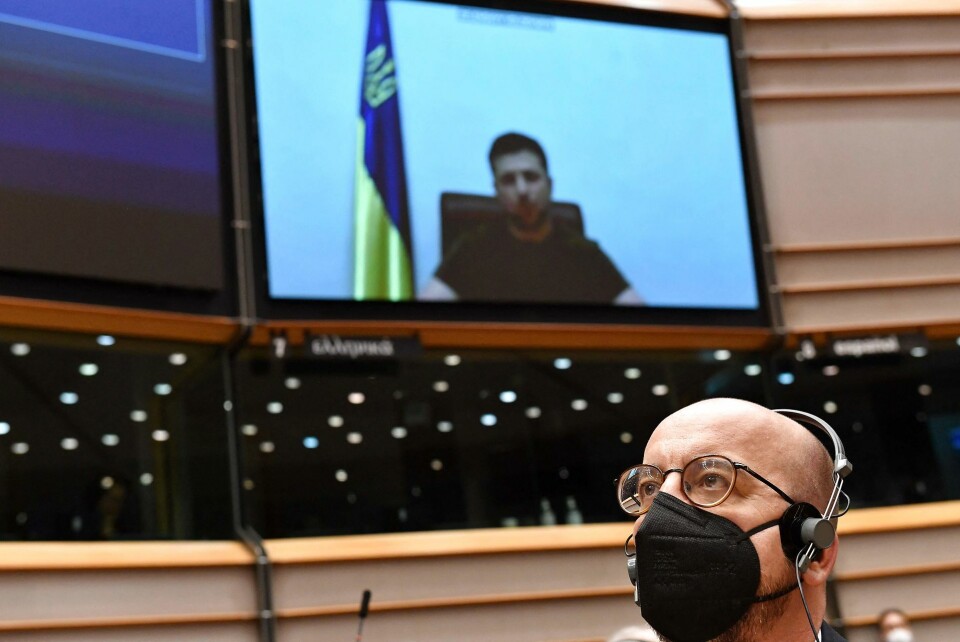 Præsident for Det Europæiske Råd Charles Michel lytter til den ukrainske præsident Volodymyr Zelensky (på skærmen), mens han holder en direkte videotale under et særligt plenarmøde i Europa-Parlamentet med fokus på den russiske invasion af Ukraine i EU's hovedkvarter i Bruxelles den 1. marts