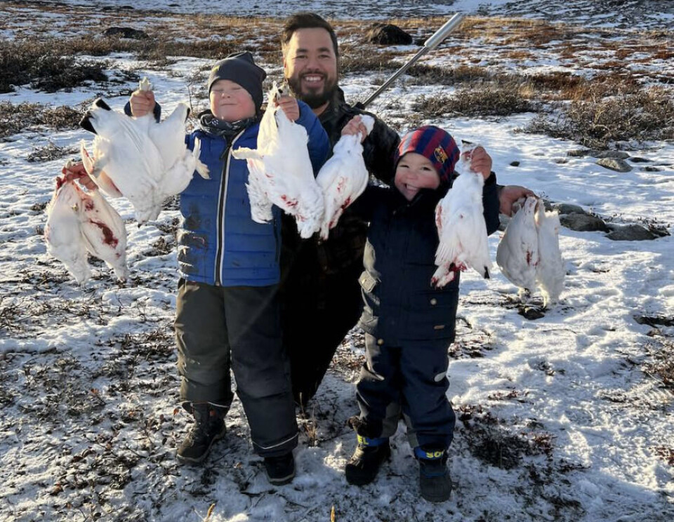 Også Ivaaqs sønner er med på jagt. Her ses de stolte drenge, Johannes og Andreas, med rypefangsten.