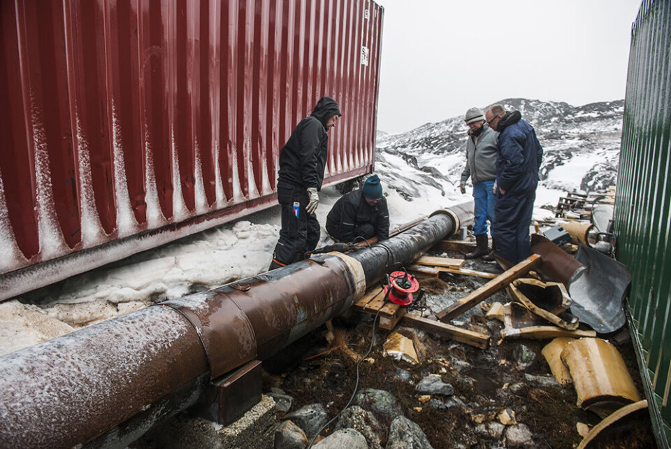 Fagfolk tilkaldt af Nukissiorfiit tilsér et brudt vandrør i Nuussuaq