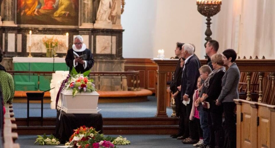 Præst Jens Kristian Kleist forestod bisættelsen Poul HardTil sidste holdt Sara Tessing, Ninis mor, en meget rørende tale til menigheden Poul HardDet blev et smukt og rørende sidste farvel, da Nini Tessing fra Qaqortoq onsdag blev bisat fra Helligåndskirken på Strøget i København Poul HardPræst Jens Kristian Kleist forestod bisættelsen Poul HardTil sidste holdt Sara Tessing, Ninis mor, en meget rørende tale til menigheden Poul HardDet blev et smukt og rørende sidste farvel, da Nini Tessing fra Qaqortoq onsdag blev bisat fra Helligåndskirken på Strøget i København Poul HardPræst Jens Kristian Kleist forestod bisættelsen Poul Hard