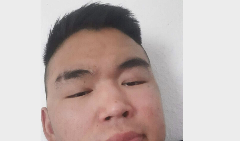 Henrik Frederiksen er grønlandsk af udseende, 180-190 centimeter høj, almindelig til muskuløs af bygning og har sort kort hår med sidecut. Han var iført en sort langærmet trøje med lynlås, sort T-shirt med hvid skrift, sorte træningsbukser og sorte sko.