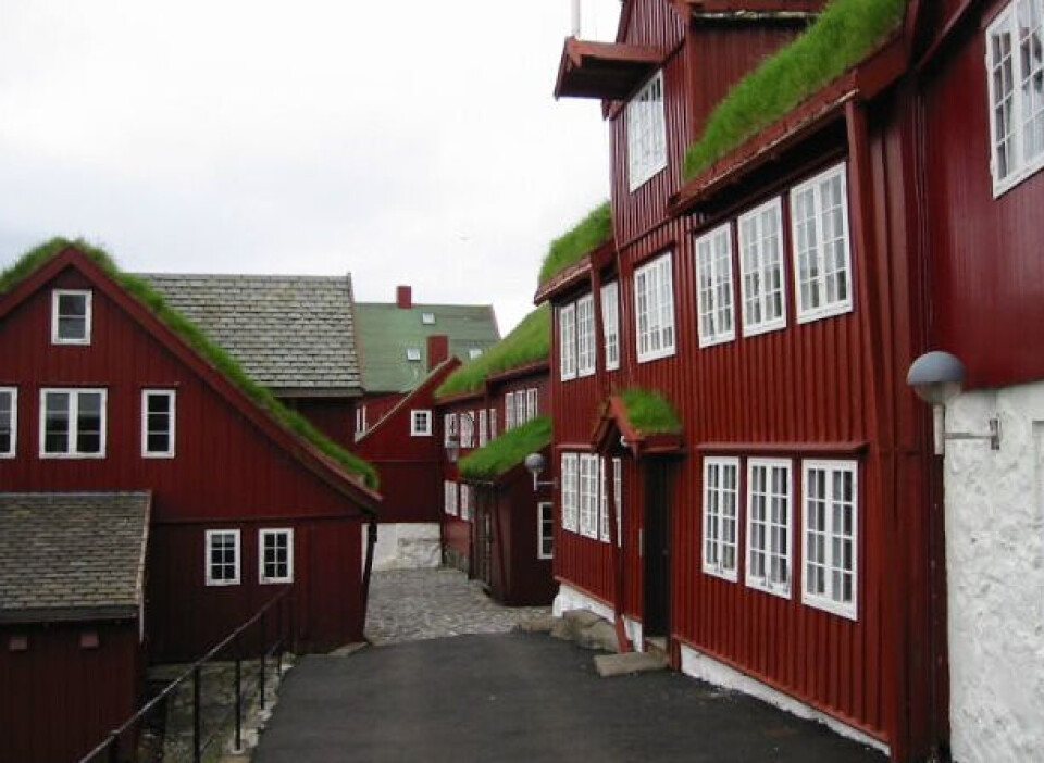Den færøske nationalscene er blevet raseret. Her ses regeringscentrummet i Tórshavn. Foto: faroeislands