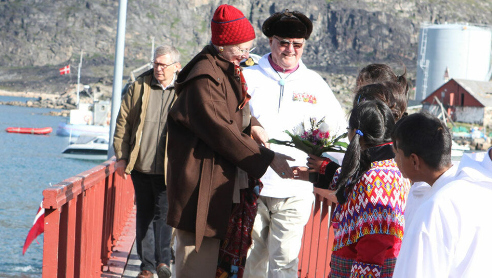 11-årige Susanne Dahl giver blomster til dronningen. SermitsiaqAg Regentparret besøgte den arktiske have, som Karl og Hansigne Broberg har skabt flere hundrede kilometer nord for Polarcirklen. Foto: SermitsiaqAG Regentparret ankommer til Kongebroen i Qeqertasuaq. Foto. SermitsiaqAG 11-årige Susanne Dahl giver blomster til dronningen. SermitsiaqAg Regentparret besøgte den arktiske have, som Karl og Hansigne Broberg har skabt flere hundrede kilometer nord for Polarcirklen. Foto: SermitsiaqAG Regentparret ankommer til Kongebroen i Qeqertasuaq. Foto. SermitsiaqAG 11-årige Susanne Dahl giver blomster til dronningen. SermitsiaqAg