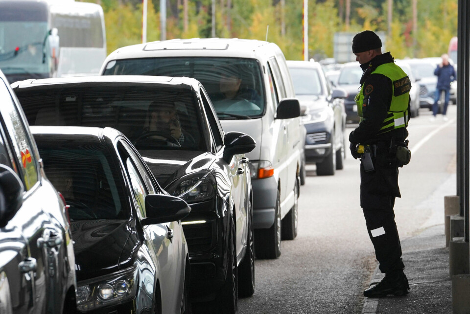 Den tætte trafik ved den finsk-russiske grænse fortsætter fredag med at være tæt. Billedet er fra torsdag.