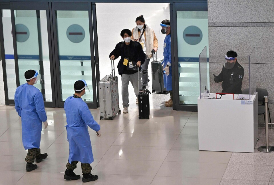 Passagerer fra Kina bliver ved ankomsten til Incheon International Airport i Seoul, Sydkorea, vist hen til særlig corona-kontrol.