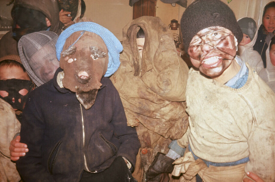 Formålet med mitaartut var og er at forvandle sig til en uigenkendelig skabning. Her er tre mitaartut fra nordgrønland 1974.